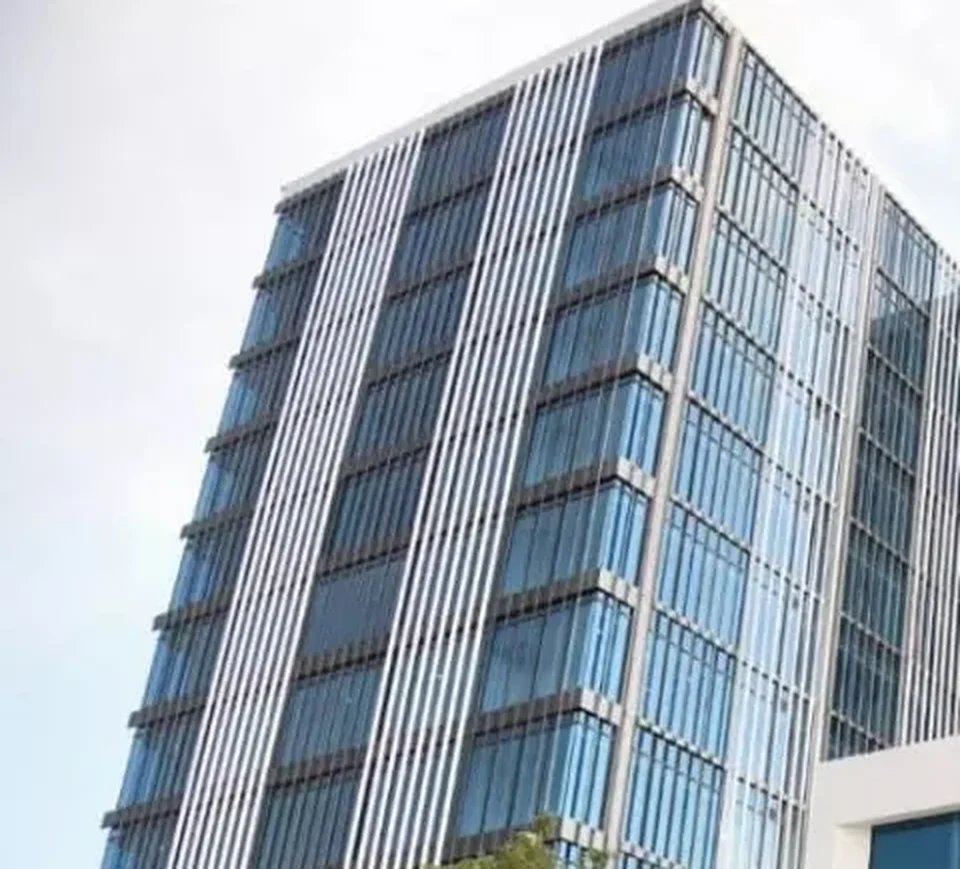 Torre hospitalaria — climatización continua de áreas críticas